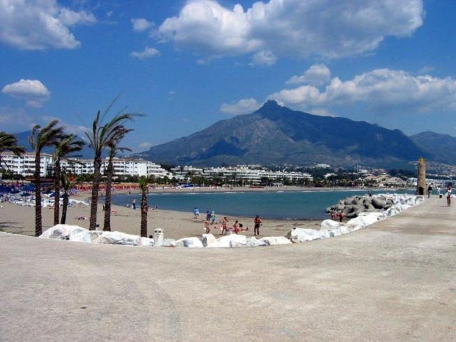 Hostal La Colonia Marbella Exterior photo